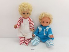 2x Puppen DDR Blond Haare Schlafaugen Bekleidung rot-weiß blau-weiß 70er #259421