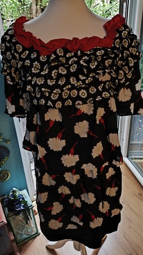 Schönes kleid mit rüschen - schönes,