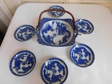 Korbschale Und Sechs Porzellan