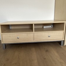 TV Sideboard Ahorn mit Silbernen Füßen und Schubladenknöpfen