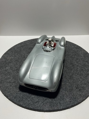 Vintage blechspielzeug auto - blechspielzeug,