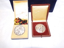 2 seltene DDR Medaillen Orientierungslauf, 1961, 1 x mit Aufschrift Hohnstein