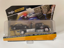 Maisto Flatbed 1990 Mercedes Benz 190E inkl. Transporter Schwarz  1:64