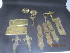 Konvolut antike Möbelbeschläge, Griffe, Möbelgriffe, Schlüsselschild,  Messing
