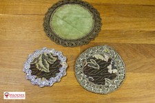 Konvolut Brokat Deckchen 3 Stück mit Gold und Silberborte rund Untersetzer 60er