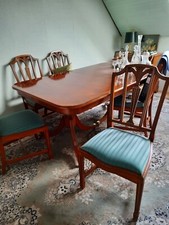 Tisch aus Kirschbaum  für 8 bis 12 Personen. 8 Stühle vorhanden. 