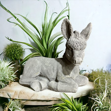 Liegender Esel aus Stein