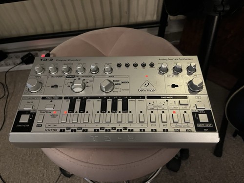 Behringer synthesizer - td-3,