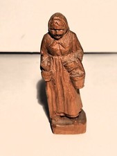 Holzfigur geschnitzt Bäuerin mit Korb und Wanderstab Oberstdorf  7,5 cm