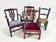 4 Stk. Puppenstühle Holz samt rot blau braun 12 cm Sitzhöhe Chippendale Stil