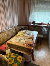 Essecke mit Tisch und drei Stühlen (zu verschenken)