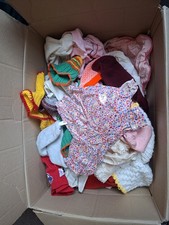 Kiste mit Pupen Anziehsachen