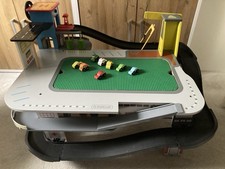Kid Kraft Spieltisch mit Autorennbahn und diversen Aufbewahrungen für Autos.