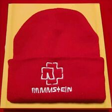 Bekannte Band  Beanie Hat "Rot". Gesticktes Logo und Schrift. Neu!