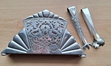 Antiker Serviettenhalter mit 2 Zuckerzangen, Material unbekannt