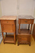 Sehr gut erhaltene antike Nachtschränkchen. Vollholz mit Marmorplatten.