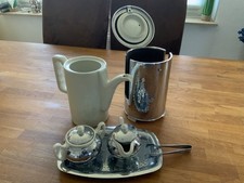 Alte Isolierkanne mit Zuckerdose Milchkännchen Tablett und Zange