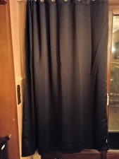 Zwei Abdunklungsgardinen