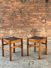 Vintage-Holzhocker mit Korbsitz 70er Jahre Charlotte Perriand Stil