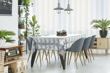 Weiße Tischdecke mit Spitze