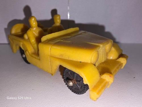 Vintage manurba jeep - jeep, gelb