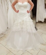 schulterfreies Brautkleid von Lohrengel in der Farbe Ivory, plus Regenschirm