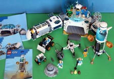 LEGO 60350 Mond-Forschungsbasis mit Rakete, Buggy, 6 Minifiguren, 3 Anleitungen