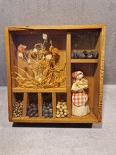 Alter Schaukasten Vintage Vitrine Ernte Körner Bohnen Maisschalenpuppe 15x15x4cm