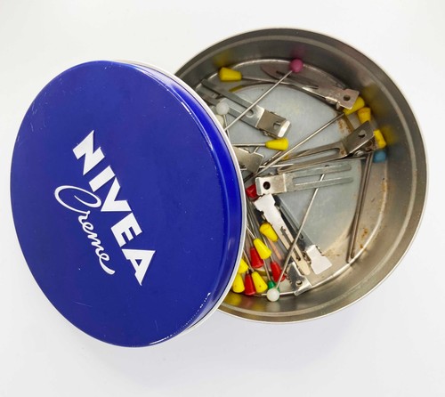 Nivea dose mit haarklammern - nivea,