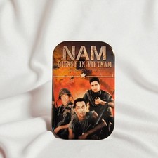 NAM – Dienst in Vietnam TV Serie #02 | Kühlschrankmagnet Retro Kult Sammler Gesc