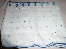 TCM Scheibengardine weiß, kleine Blüten, blaue Umrandung 