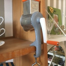 Gewürzmühle, Nussreibe, Mandelreibe,  SMW,  VEB Klingenthal DDR,  Mandelmühle