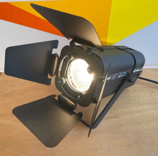 Teclumen Mini Pony PC DMX mit Torblende und Anschlußkabel Schukostecker