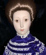 Franklin Mint Porzellan Puppe in einem lila Samt Kostüm mit Schirm und Federhut