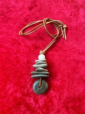 Kette mit Kieselsteinen. Steinkette, Steinturm