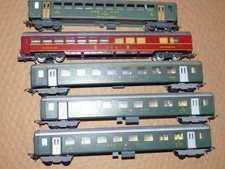 4 Personenwagen H0 der Marke LIMA und 1 Wagen Marke ?