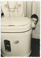 Junge versteckt sich hinter