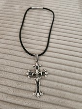 Halskette mit Kreuzanhänger