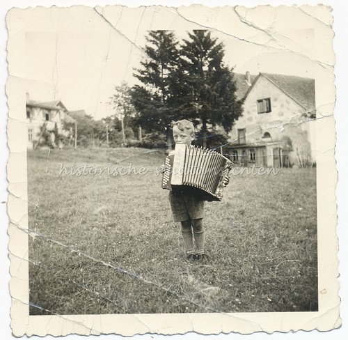 Junge mit ziehharmonika von - junge,