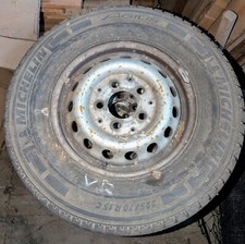 Sommerreifen 3 × Michelin Agilis 1 × Continental Vanco mit 255/70 R15 C