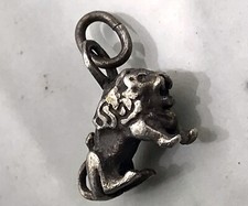 Antik Vintage Anhänger Kettenanhänger Silber sitzender Löwe