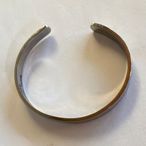 Silberfarbener armreif aus - silberfarbener,