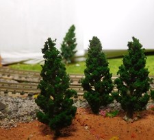 10 dunkelgrüne Tannen