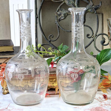 Antike Karaffen mit Ätzgravur