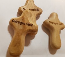 Kreuz mit Schrift, Olivenholz