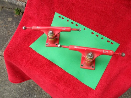 Rotes paar skateboard - paar,