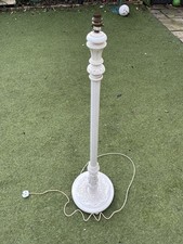 Weiße Stehlampe im