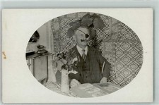 52299994 - Blumenstrauss Fotoalbum Holzofen Buegeleisen Mann Augenklappe AK -