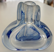 Wunderschöne Vase Murano 10 cm hoch Klarglas mit Blautönen Rückseite flach