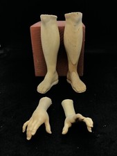 Ein Paar Füße / Hände Holz